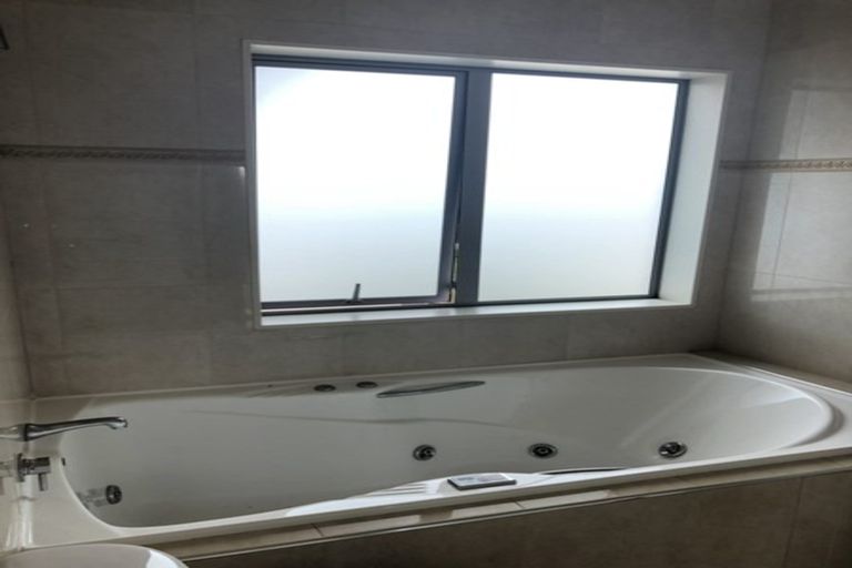 Photo of property in 61 Medallion Drive, Oteha, Auckland, 0632