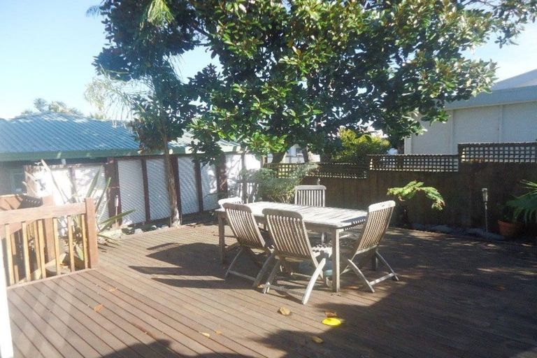 Photo of property in 1/11 Sunnynook Road, Forrest Hill, Auckland, 0620
