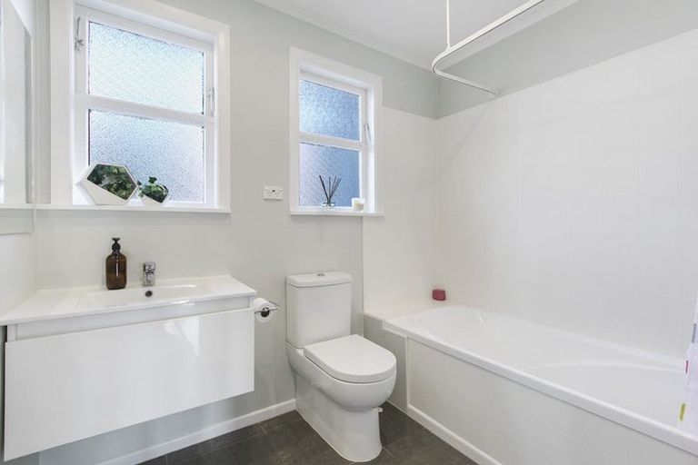 Photo of property in 1/10 Gladfield Lane, Te Atatu Peninsula, Auckland, 0610