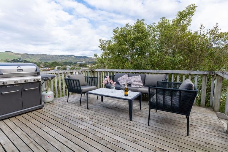 Photo of property in 3a Kiwi Crescent, Tawa, Wellington, 5028