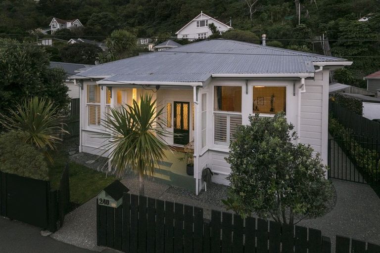 Photo of property in 240 Sutherland Road, Lyall Bay, Wellington, 6022