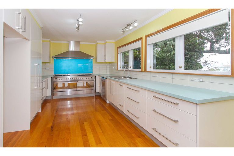 Photo of property in 24 Howard Road, Northcote, Auckland, 0627