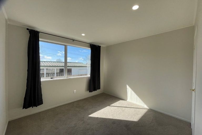 Photo of property in 2 Sabot Place, Massey, Auckland, 0614