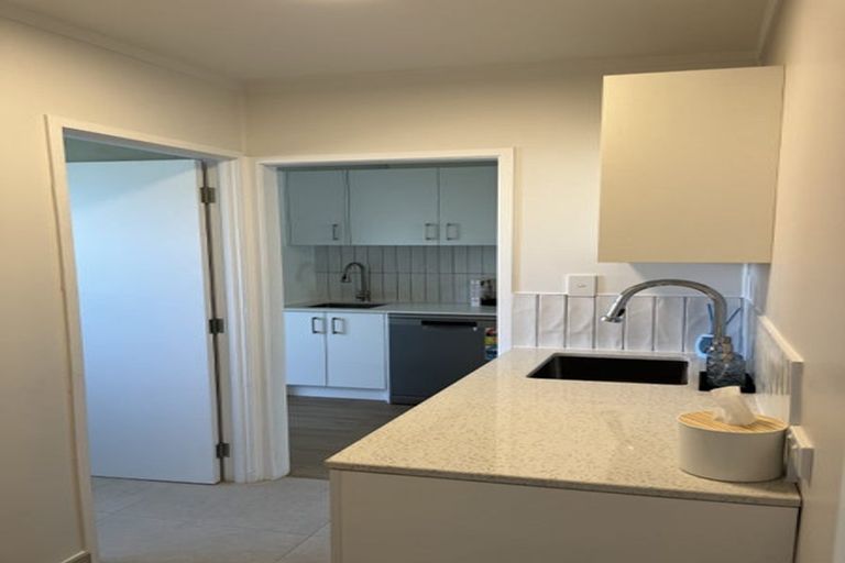 Photo of property in 2/134 Edmonton Road, Te Atatu South, Auckland, 0610