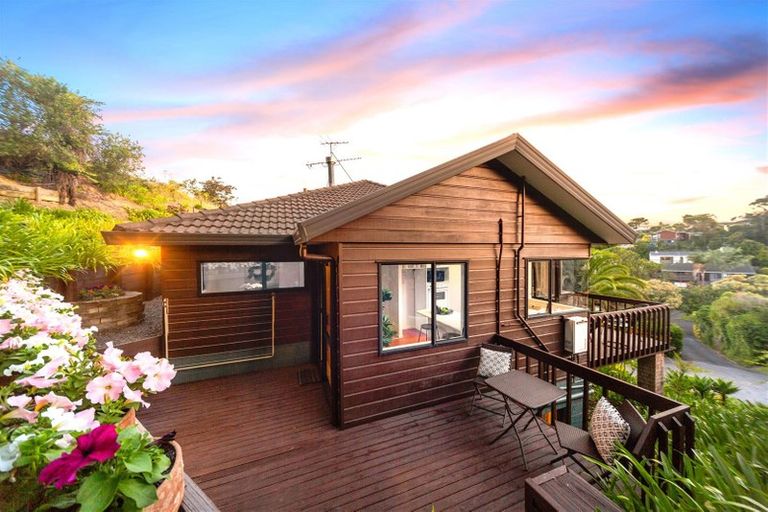 Photo of property in 3/6 Honeysuckle Lane, Mairangi Bay, Auckland, 0630