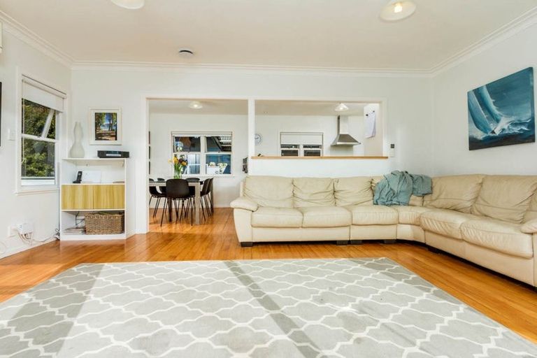 Photo of property in 2/30 Beechwood Road, Rothesay Bay, Auckland, 0630