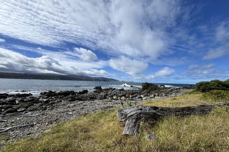 Photo of property in 190 Breaker Bay Road, Breaker Bay, Wellington, 6022