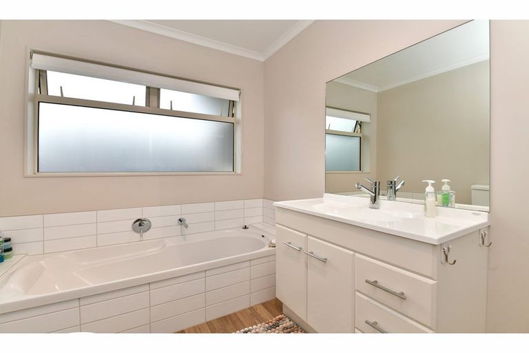 Photo of property in 10 Centreway Road, Orewa, 0931