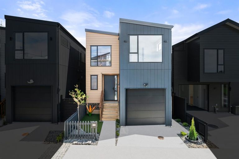 Photo of property in 102a Te Oneroa Way, Long Bay, Auckland, 0630