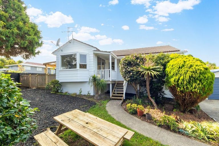 Photo of property in 1 Pahi Place, West Harbour, Auckland, 0618