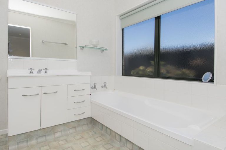 Photo of property in 3 Evergreen Glade, Papamoa Beach, Papamoa, 3118