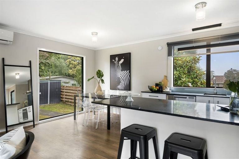 Photo of property in 2/14 Moxham Grove, Massey, Auckland, 0614