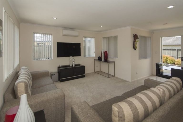 Photo of property in 106c Simpson Road, Henderson Valley, Auckland, 0614