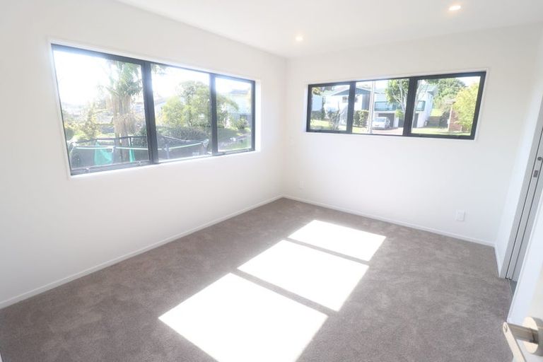 Photo of property in 1 Ngatoa Place, Glenfield, Auckland, 0629