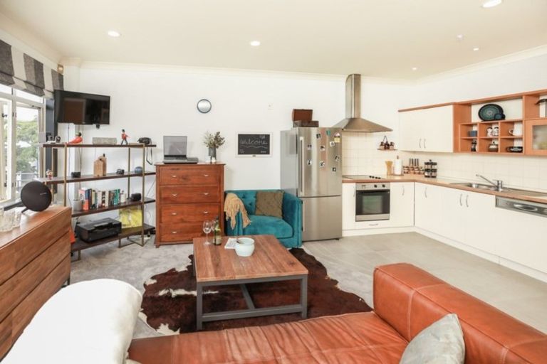 Photo of property in 2f/11 London Street, Hamilton Central, Hamilton, 3204