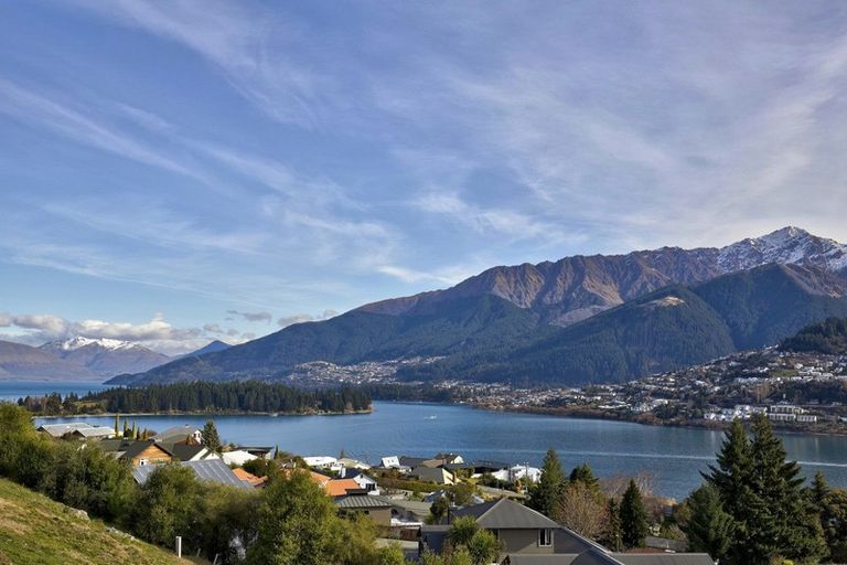Photo of property in 17 Milward Place, Kelvin Heights, Queenstown, 9300
