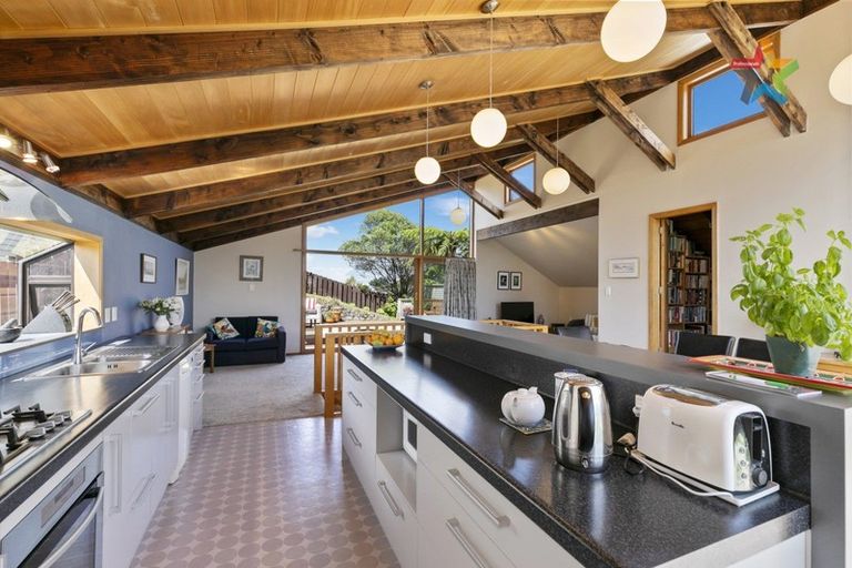 Photo of property in 7 Pekanga Road, Normandale, Lower Hutt, 5010