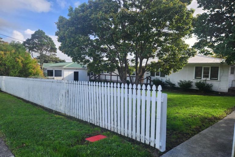 Photo of property in 18 School Road, Riverhead, 0820