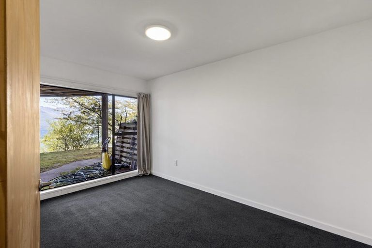 Photo of property in 92 Wynyard Crescent, Fernhill, Queenstown, 9300