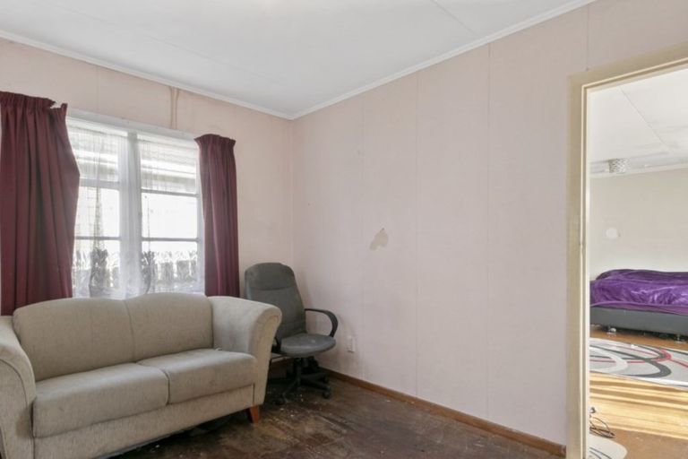 Photo of property in 195 Wellington Road, Wainuiomata, Lower Hutt, 5014