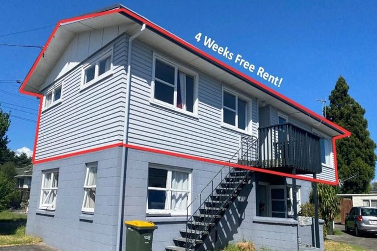 Photo of property in 98 Tirimoana Road, Te Atatu South, Auckland, 0602