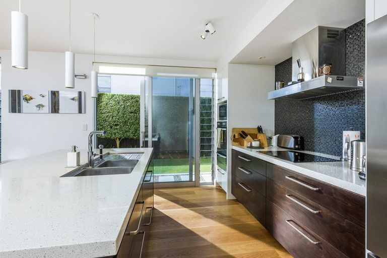 Photo of property in 19 Muritai Road, Milford, Auckland, 0620