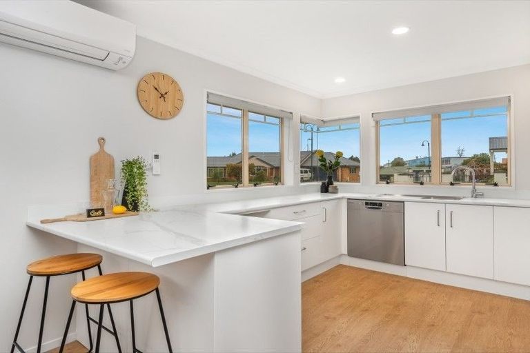 Photo of property in 18 Mews Place, Forest Lake, Hamilton, 3200