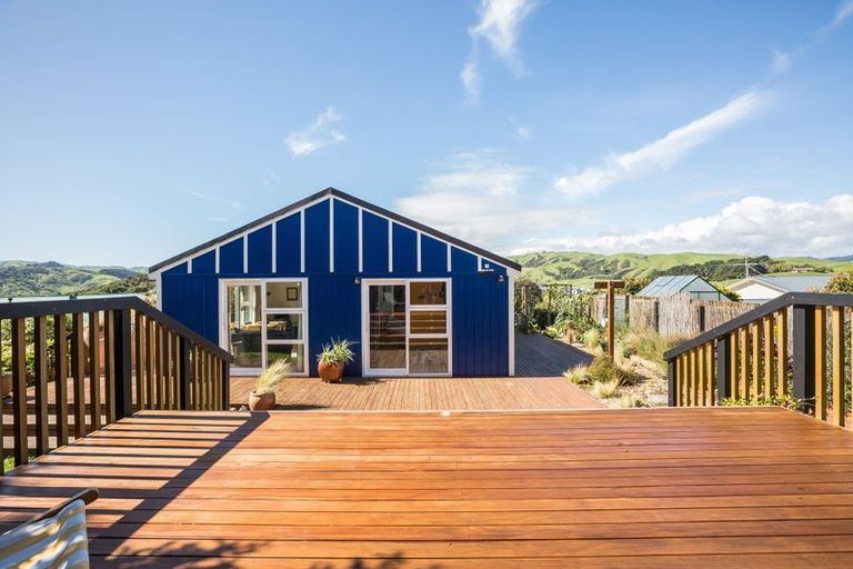 Photo of property in 2/11 Mervyn Place, Plimmerton, Porirua, 5026