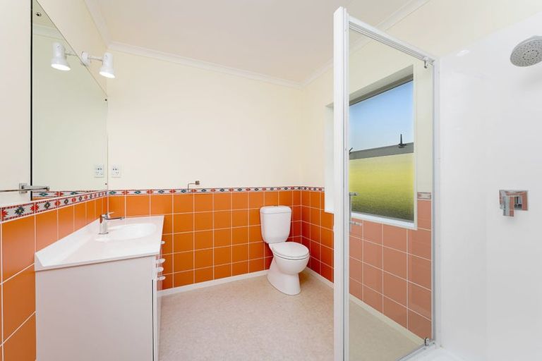 Photo of property in 2 Burgundy Park Avenue, Henderson, Auckland, 0612