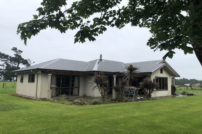 Photo of property in 420 Tararua Road, Levin, 5571