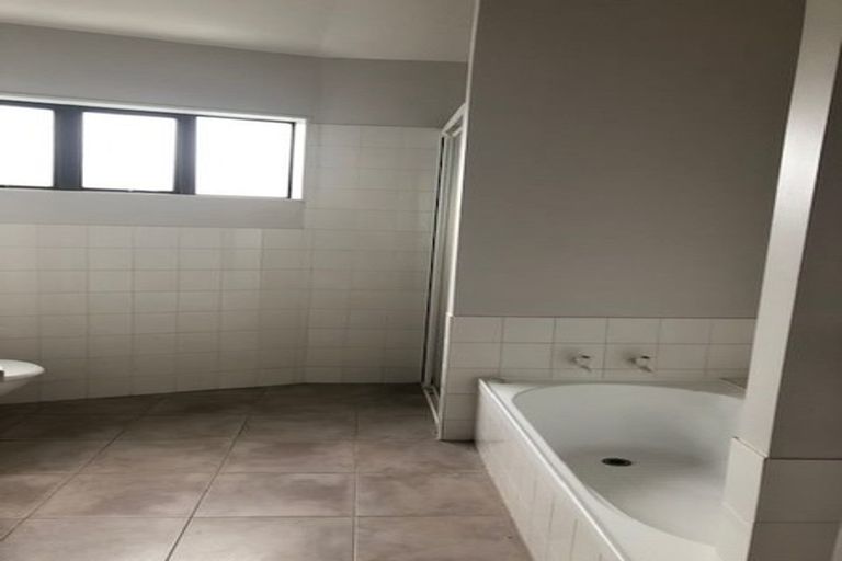 Photo of property in 1/60 Rangatira Road, Beach Haven, Auckland, 0626