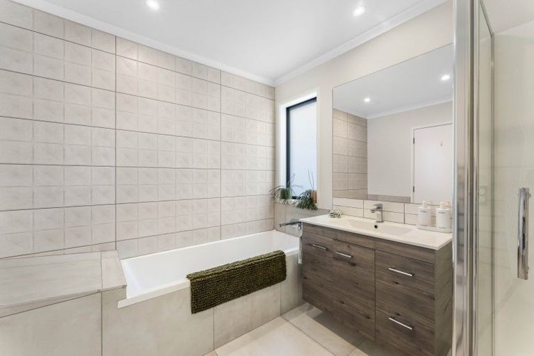 Photo of property in 10 Walter Merton Road, Hobsonville, Auckland, 0616