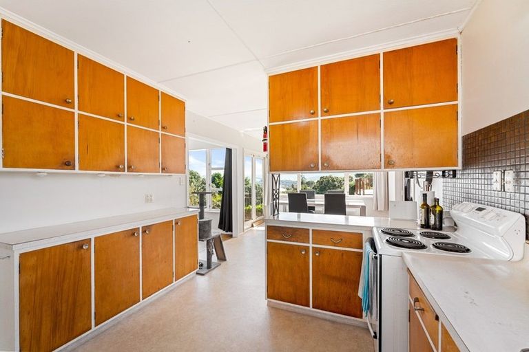 Photo of property in 10 Tirowhanga Road, Paremata, Porirua, 5024