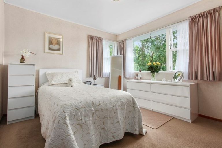 Photo of property in 8 Staincross Street, Green Bay, Auckland, 0604