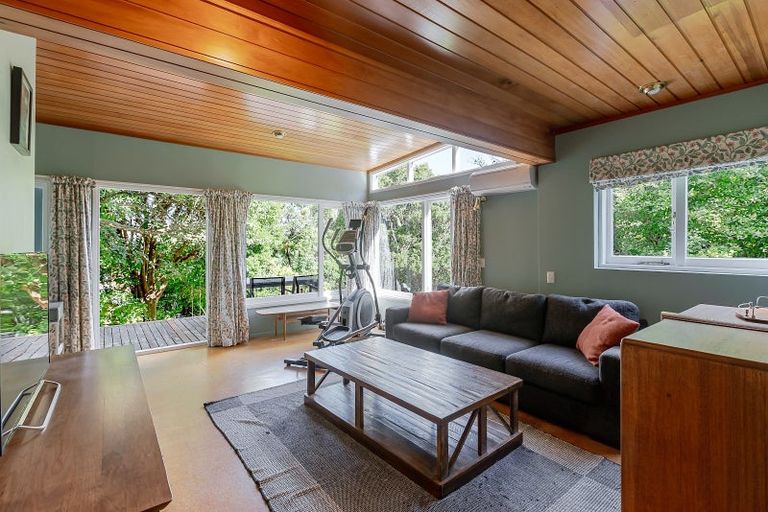 Photo of property in 8 Christina Grove, Normandale, Lower Hutt, 5010