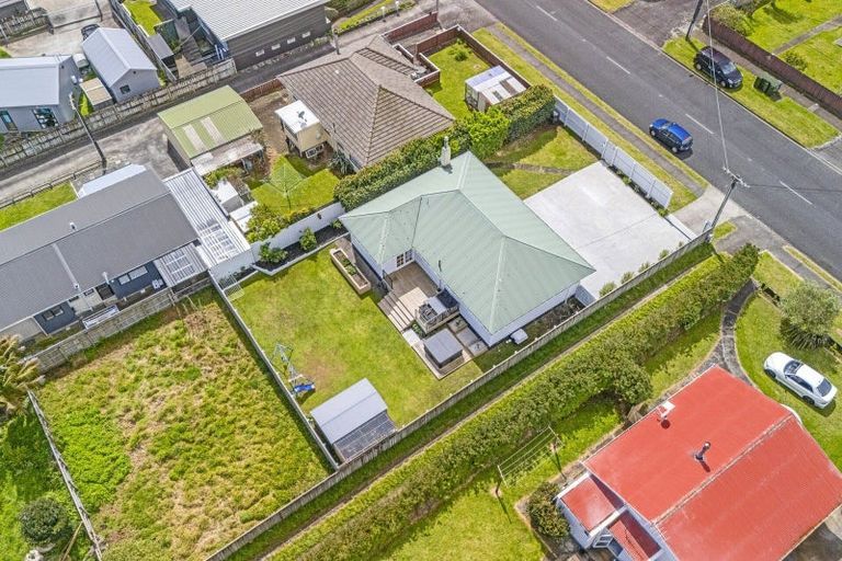 Photo of property in 130 Seaview Road, Westown, New Plymouth, 4310