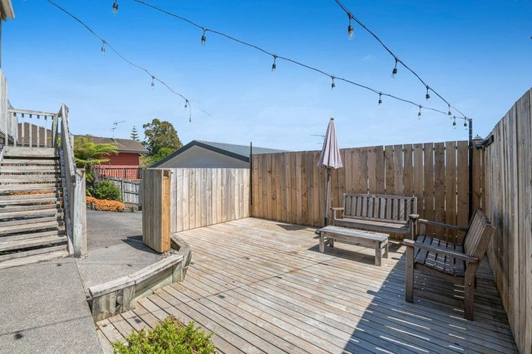 Photo of property in 2/10 Sevilla Place, Unsworth Heights, Auckland, 0632