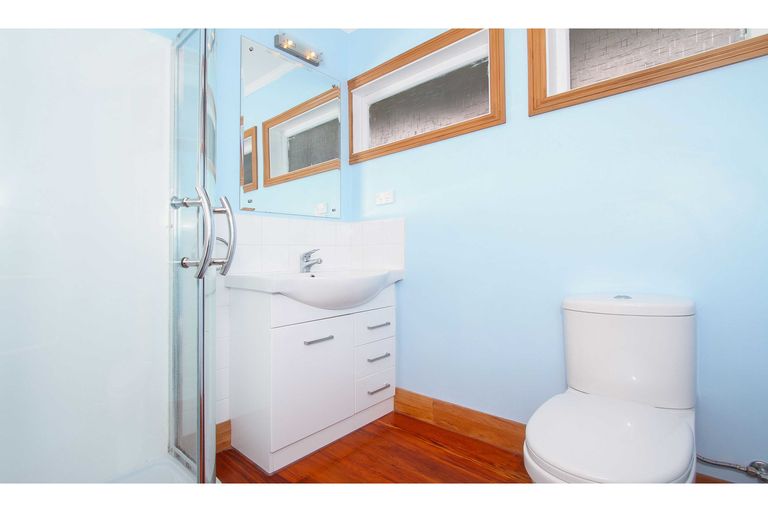 Photo of property in 24 Howard Road, Northcote, Auckland, 0627