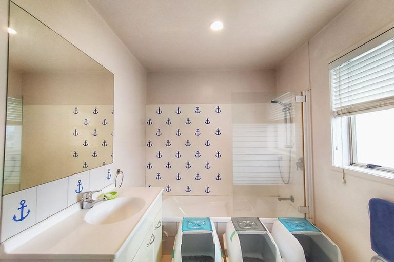 Photo of property in Henry Walton Flats, 4/2 Upper Queen Street, Auckland Central, Auckland, 1010