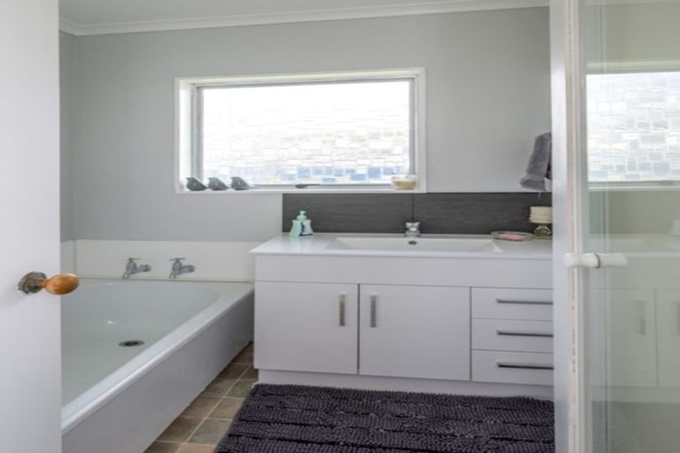 Photo of property in 16 Heather Street, Levin, 5510