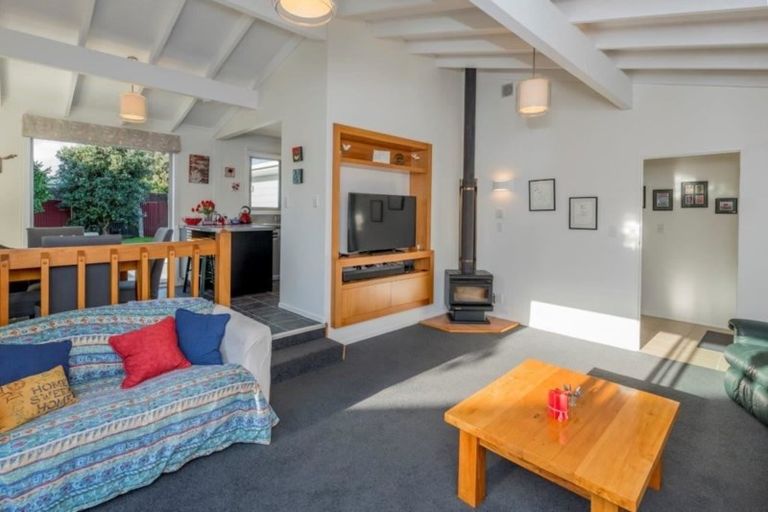 Photo of property in 11 Hastings Street, Waikanae Beach, Waikanae, 5036
