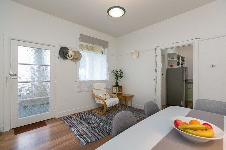 Photo of property in Devonport Apartments, 19/127 Saint Aubyn Street, New Plymouth, 4310
