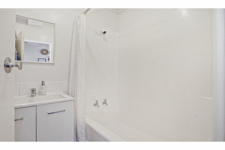 Photo of property in 2/46 Chartwell Avenue, Glenfield, Auckland, 0629