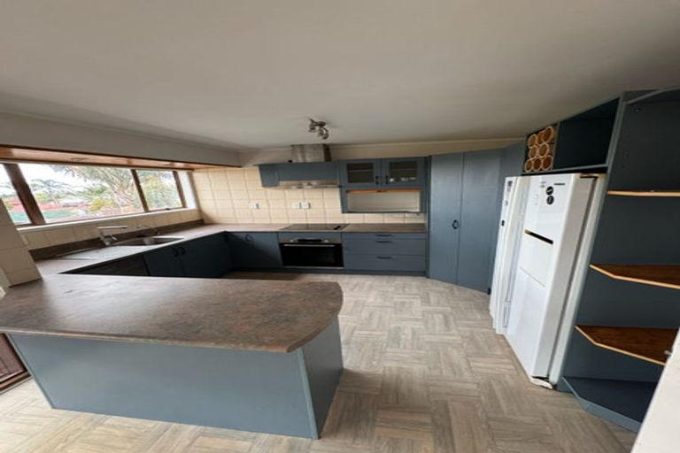 Photo of property in 11 Ian Place, Glendene, Auckland, 0602