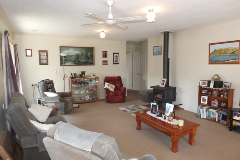 Photo of property in 17 Hennessy Street East, Foxton Beach, Foxton, 4815