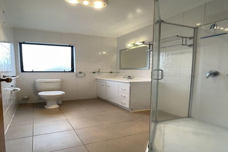 Photo of property in 1/14 Strabo Place, Windsor Park, Auckland, 0632