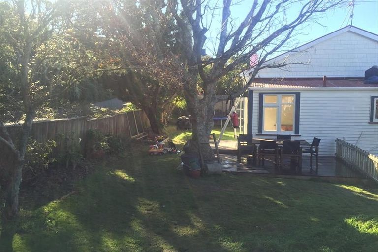 Photo of property in 37 Dorking Road, Brooklyn, Wellington, 6021