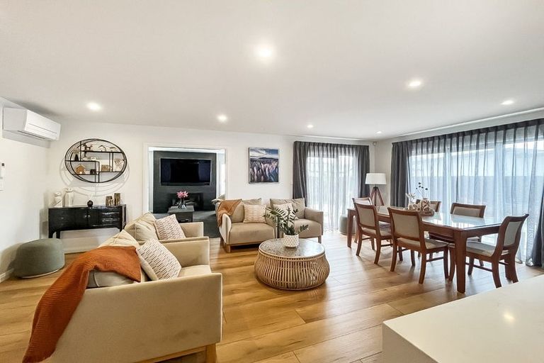 Photo of property in 53 Johnstone Drive, Fitzherbert, Palmerston North, 4410