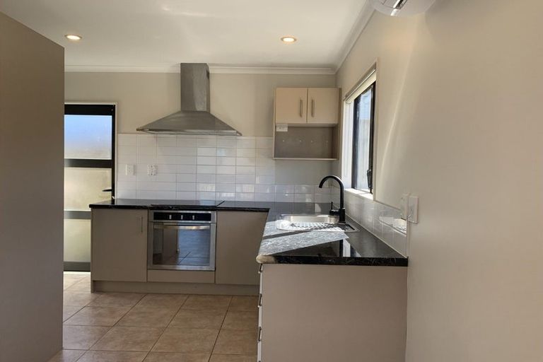 Photo of property in 8 Kayle Glen, West Harbour, Auckland, 0618