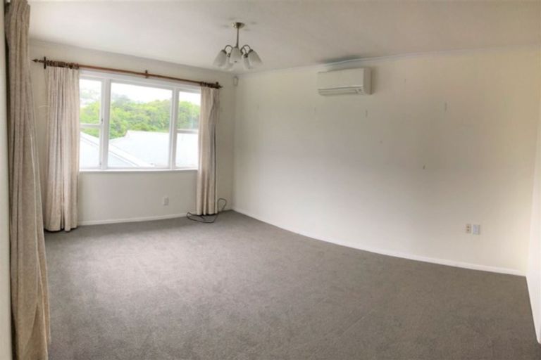 Photo of property in 21 Lyndfield Lane, Newlands, Wellington, 6037